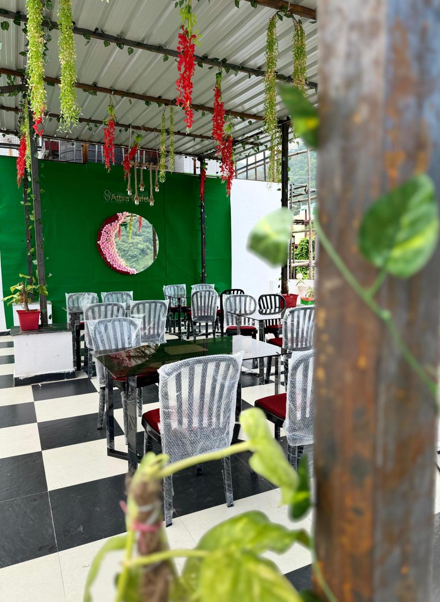 Sattva Cafe And Motel Rishīkesh Dış mekan fotoğraf